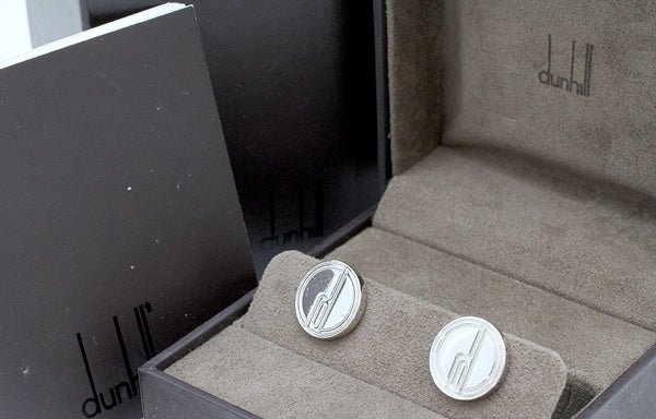 dunhill/ダンヒル ロゴ カフス シルバーカラー エンブレム ケース付属 - 安心保証・業界最安値の販売 福助